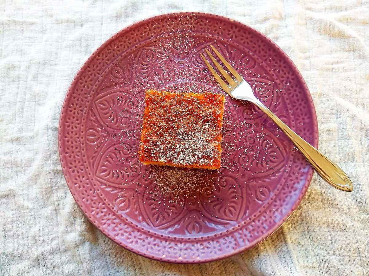 Schneller Eierlikörkuchen mit Sahneguss - Puddingklecks